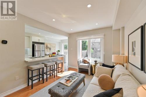 71 Silverdart Crescent, Richmond Hill, ON - Indoor Photo Showing Living Room