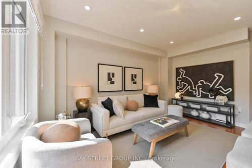 71 Silverdart Crescent, Richmond Hill, ON - Indoor Photo Showing Living Room