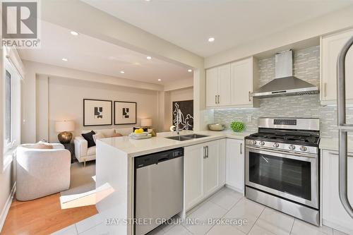 71 Silverdart Crescent, Richmond Hill, ON - Indoor Photo Showing Kitchen With Double Sink