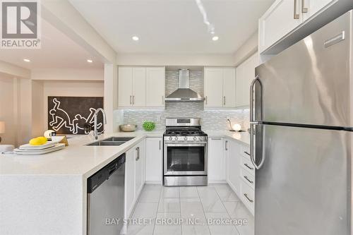 71 Silverdart Crescent, Richmond Hill, ON - Indoor Photo Showing Kitchen With Double Sink With Upgraded Kitchen