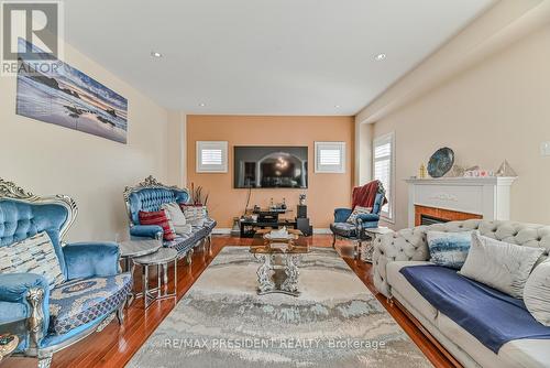 170 The Queensway, Barrie (Innis-Shore), ON - Indoor Photo Showing Living Room