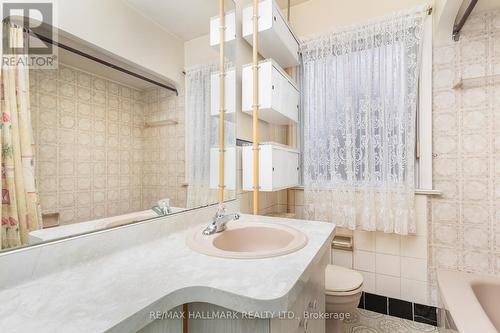 31 Beaucourt Road, Toronto (Stonegate-Queensway), ON - Indoor Photo Showing Bathroom