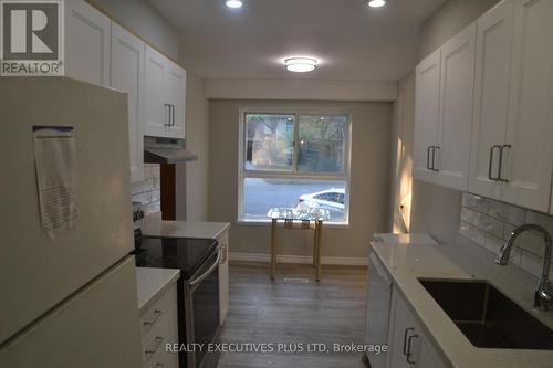 1002 Elizabeth Place N, Oakville, ON - Indoor Photo Showing Kitchen