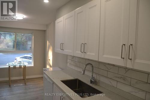 1002 Elizabeth Place N, Oakville, ON - Indoor Photo Showing Kitchen