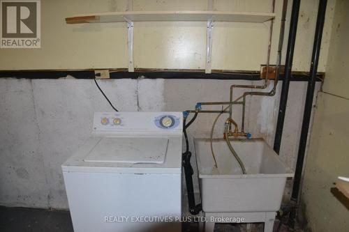 1002 Elizabeth Place N, Oakville, ON - Indoor Photo Showing Laundry Room