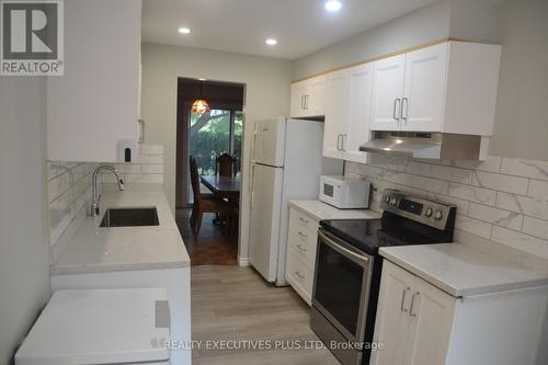 1002 Elizabeth Place N, Oakville (Iroquois Ridge South), ON - Indoor Photo Showing Kitchen