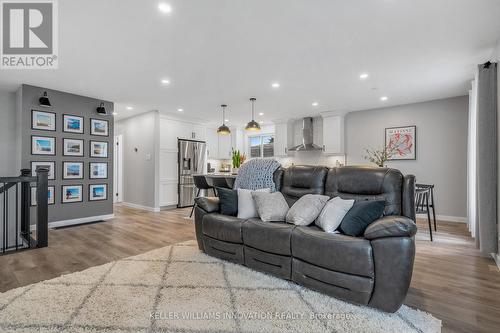 15 Miller Crescent, Norfolk, ON - Indoor Photo Showing Living Room