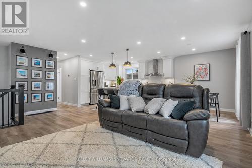 15 Miller Crescent, Norfolk (Simcoe), ON - Indoor Photo Showing Living Room