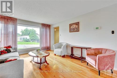 30 Tiverton Drive, Ottawa, ON - Indoor Photo Showing Living Room