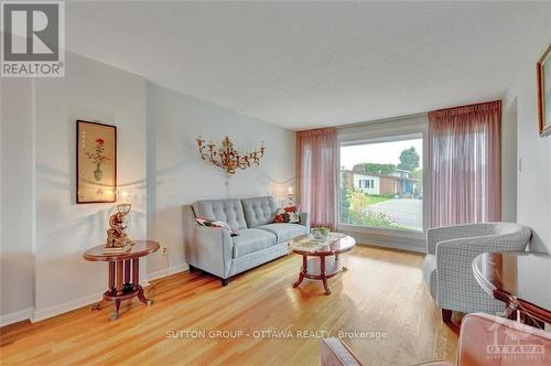 30 Tiverton Drive, Ottawa, ON - Indoor Photo Showing Living Room