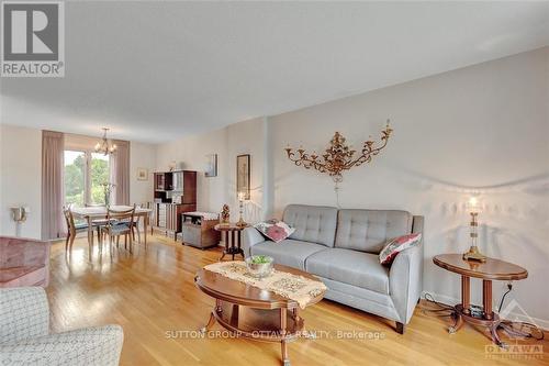 30 Tiverton Drive, Ottawa, ON - Indoor Photo Showing Living Room