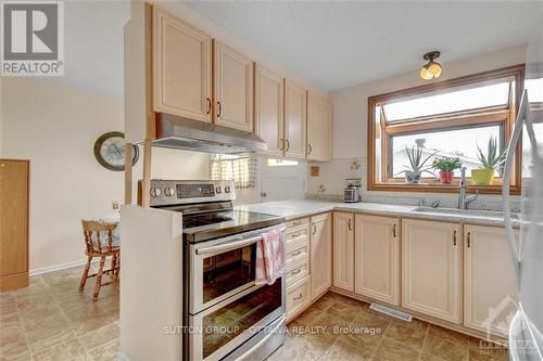 30 Tiverton Drive, Ottawa, ON - Indoor Photo Showing Kitchen