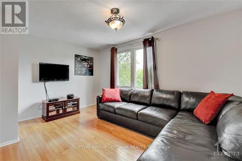 30 Tiverton Drive, Ottawa, ON - Indoor Photo Showing Living Room