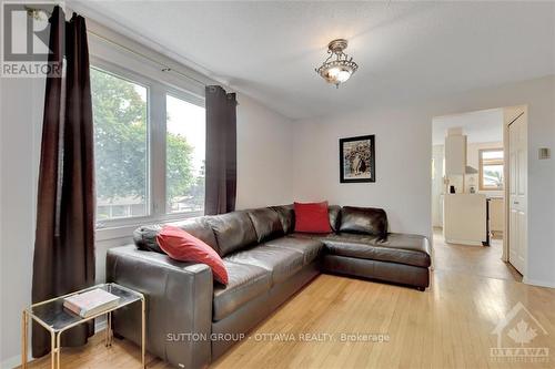 30 Tiverton Drive, Ottawa, ON - Indoor Photo Showing Living Room