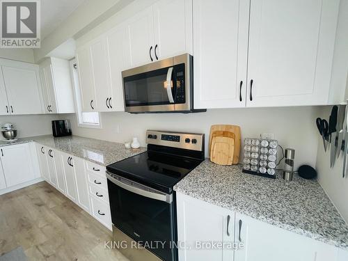 38 Allenwood Road, Springwater, ON - Indoor Photo Showing Kitchen With Upgraded Kitchen