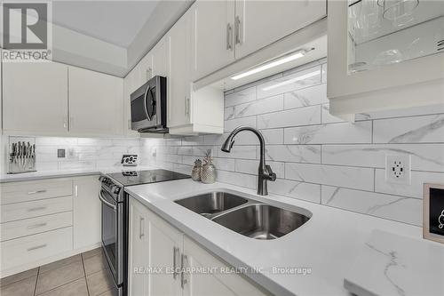 119 Donald Bell Drive, Hamilton (Binbrook), ON - Indoor Photo Showing Kitchen With Double Sink With Upgraded Kitchen