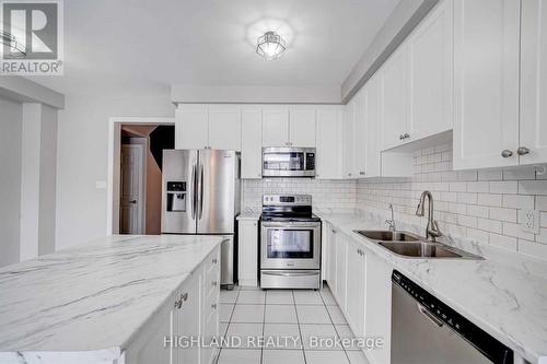 71 Ridgegate Crescent, Halton Hills (Georgetown), ON - Indoor Photo Showing Kitchen With Double Sink With Upgraded Kitchen