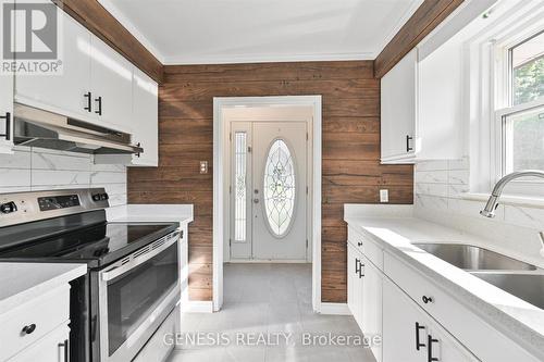 33 Holcolm Road, Toronto (Willowdale West), ON - Indoor Photo Showing Kitchen With Double Sink