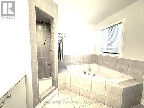 92 Barnwood Drive, Richmond Hill, ON - Indoor Photo Showing Bathroom