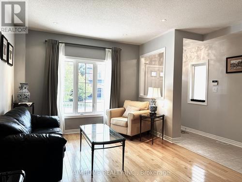 92 Barnwood Drive, Richmond Hill, ON - Indoor Photo Showing Living Room