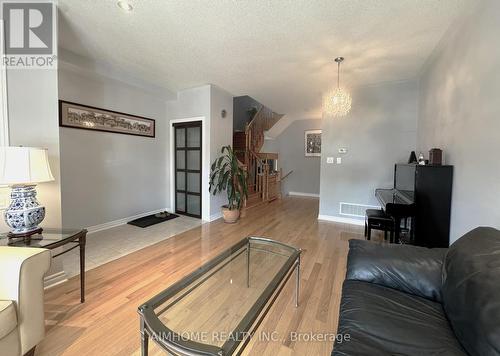 92 Barnwood Drive, Richmond Hill, ON - Indoor Photo Showing Living Room