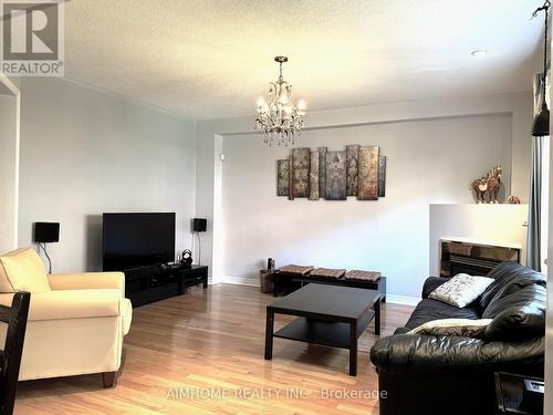 92 Barnwood Drive, Richmond Hill, ON - Indoor Photo Showing Living Room