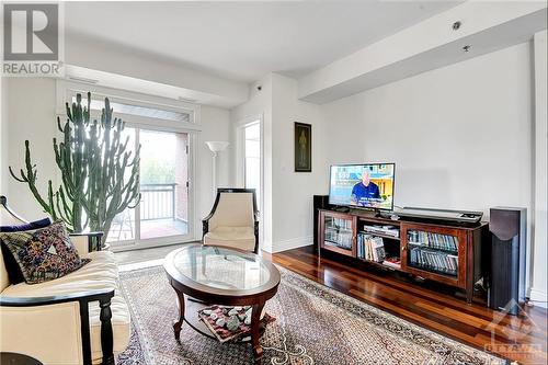 323 Winona Avenue Unit#405, Ottawa, ON - Indoor Photo Showing Living Room