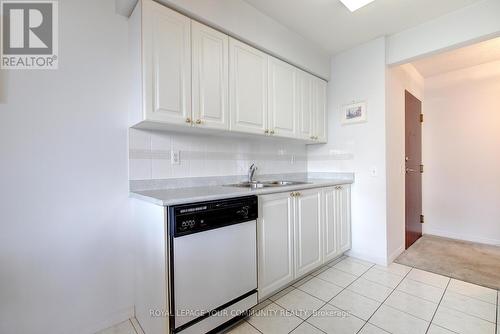 404 - 91 Townsgate Drive, Vaughan, ON - Indoor Photo Showing Kitchen With Double Sink