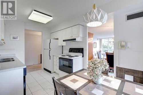 404 - 91 Townsgate Drive, Vaughan, ON - Indoor Photo Showing Kitchen With Double Sink