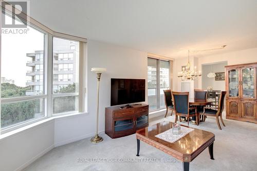 404 - 91 Townsgate Drive, Vaughan, ON - Indoor Photo Showing Living Room