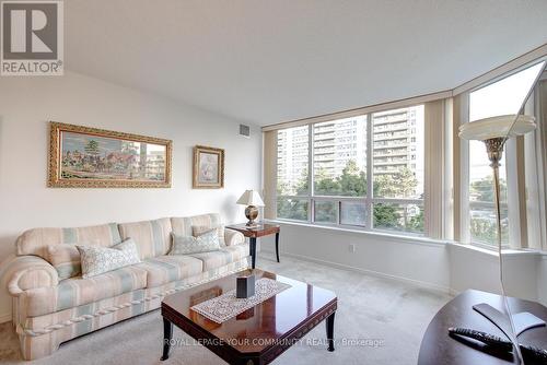 404 - 91 Townsgate Drive, Vaughan, ON - Indoor Photo Showing Living Room