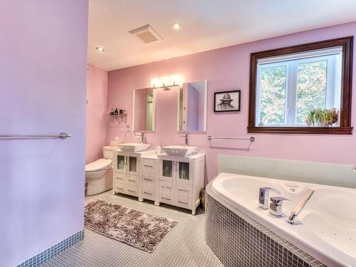 Ensuite bathroom - 107 Av. De Charente, Saint-Lambert, QC - Indoor Photo Showing Bathroom