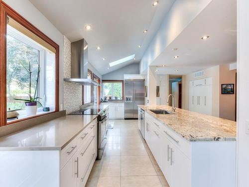 Kitchen - 107 Av. De Charente, Saint-Lambert, QC - Indoor Photo Showing Kitchen With Upgraded Kitchen