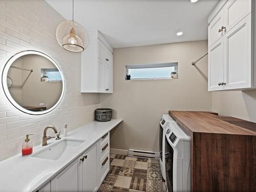 Powder room - 754 Rue Des Huards, Contrecoeur, QC - Indoor Photo Showing Laundry Room