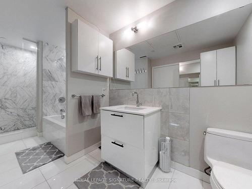 411-1815 Yonge St, Toronto, ON - Indoor Photo Showing Bathroom