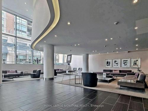 411-1815 Yonge St, Toronto, ON - Indoor Photo Showing Other Room