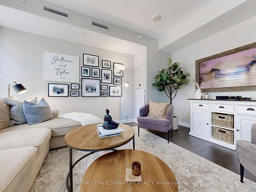 411-1815 Yonge St, Toronto, ON - Indoor Photo Showing Living Room