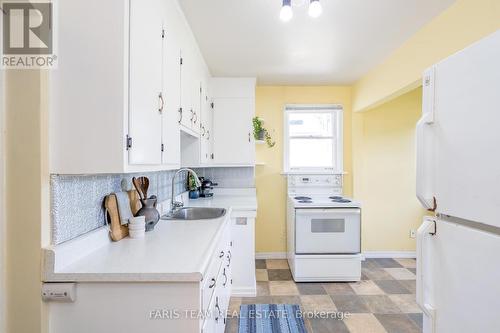 20 Newton Street, Barrie, ON - Indoor Photo Showing Kitchen