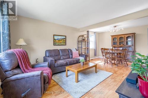 20 Newton Street, Barrie, ON - Indoor Photo Showing Living Room