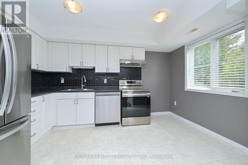 7 - 15 Cheltenham Road, Barrie (Georgian Drive), ON - Indoor Photo Showing Kitchen