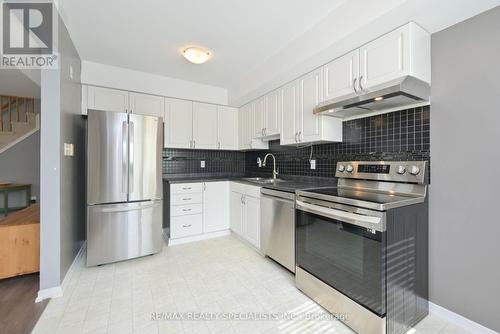 7 - 15 Cheltenham Road, Barrie, ON - Indoor Photo Showing Kitchen