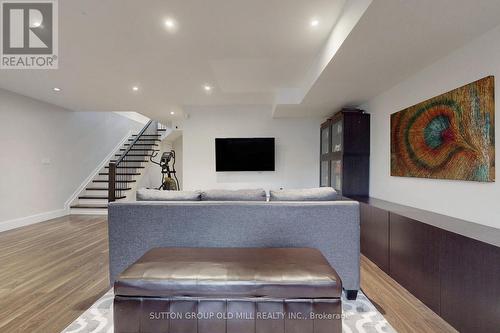 1086 Gardner Avenue, Mississauga, ON - Indoor Photo Showing Living Room