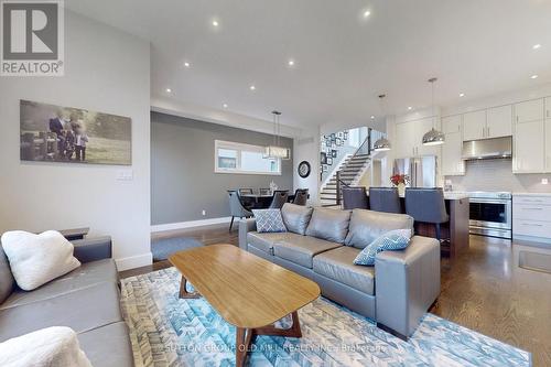 1086 Gardner Avenue, Mississauga, ON - Indoor Photo Showing Living Room