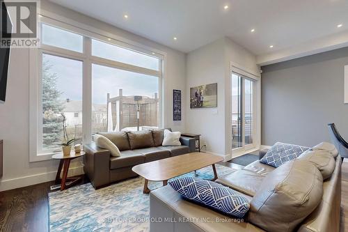 1086 Gardner Avenue, Mississauga, ON - Indoor Photo Showing Living Room