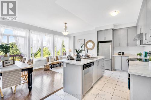 28 Paradise Way, Whitby (Rolling Acres), ON - Indoor Photo Showing Kitchen With Upgraded Kitchen