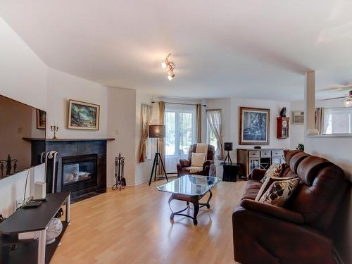 Salon - 204-196 Rue Vanier, Saint-Jean-Sur-Richelieu, QC - Indoor Photo Showing Living Room With Fireplace