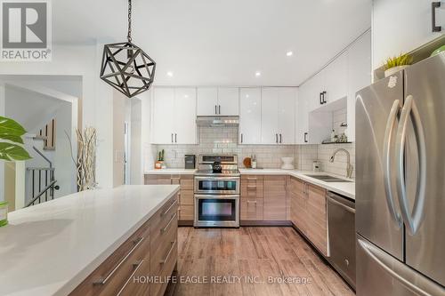 43 - 169 William Curtis Circle, Newmarket (Gorham-College Manor), ON - Indoor Photo Showing Kitchen With Stainless Steel Kitchen With Double Sink With Upgraded Kitchen