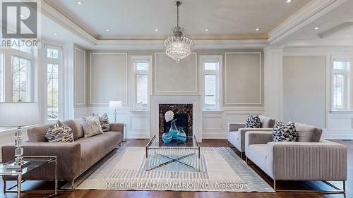 19 Parker Avenue, Richmond Hill (Oak Ridges), ON - Indoor Photo Showing Living Room