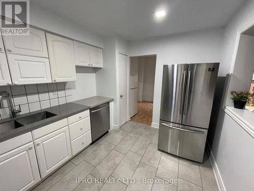 35 - 41 Mississauga Valley Boulevard E, Mississauga (Mississauga Valleys), ON - Indoor Photo Showing Kitchen With Double Sink