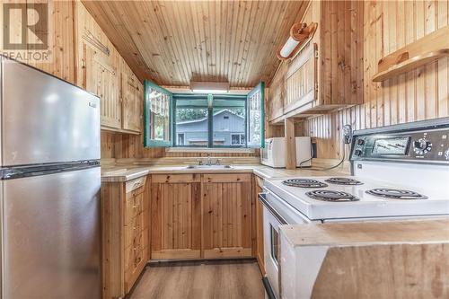 794 Forest Park Road, Pembroke, ON - Indoor Photo Showing Kitchen